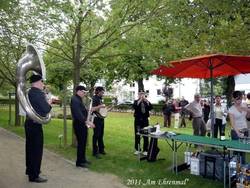 Jazz am Ehrenmal
Jazz und Gemütlichkeit Jazz am Ehrenmal
Jazz und Gemütlichkeit