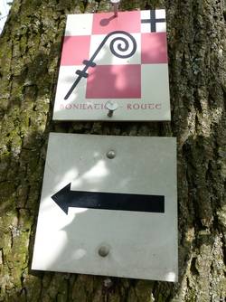 Wegzeichen Bonifatiusweg
Wandergruppe am Bonifatiusdenkmal vor dem Mainzer Dom Wegzeichen Bonifatiusweg
Wandergruppe am Bonifatiusdenkmal vor dem Mainzer Dom