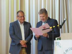 Übergabe des Ehrenbriefes des Landes Hessen durch Landrat Ulrich Krebs Übergabe des Ehrenbriefes des Landes Hessen durch Landrat Ulrich Krebs