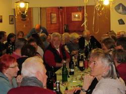 Die Silvestergesellschaft
Der erste Braten wird angeschnitten Die Silvestergesellschaft
Der erste Braten wird angeschnitten