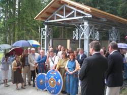 Landrat Ulrich Krebs und Bürgermeister Fischer (Glashütten), rechts stehend, mit "Soldaten" bei der Einweihung des Limes-Eingang-Portals
Teilnehmergruppe bei der Einweihung des Portals Landrat Ulrich Krebs und Bürgermeister Fischer (Glashütten), rechts stehend, mit "Soldaten" bei der Einweihung des Limes-Eingang-Portals
Teilnehmergruppe bei der Einweihung des Portals