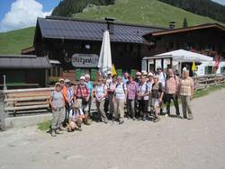 Wandergruppe vor der Ritzau-Alm (1.160 m) Wandergruppe vor der Ritzau-Alm (1.160 m)